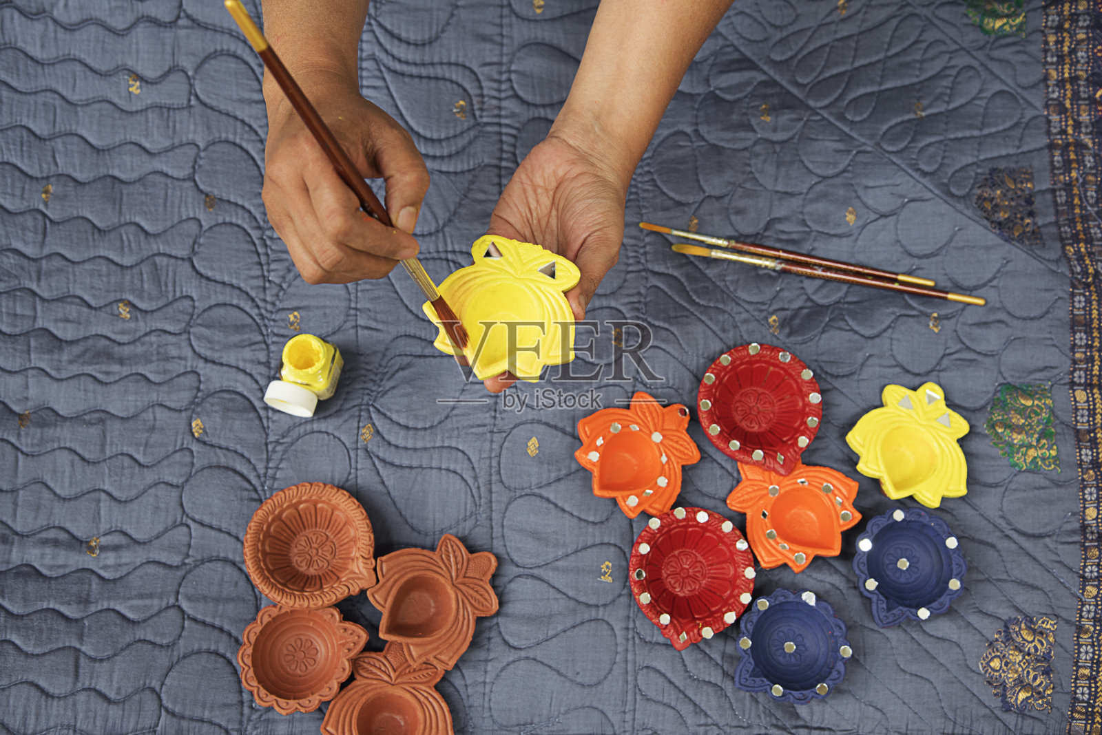 工人们在排灯节的土灯上作画照片摄影图片