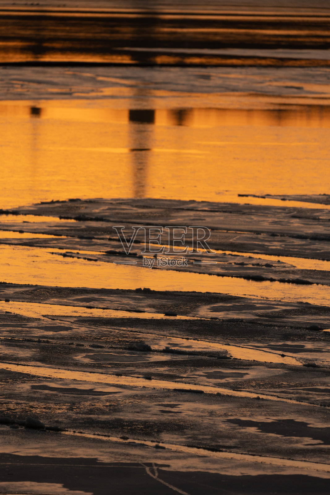 拉脱维亚冬季河冰的美丽多彩景色。照片摄影图片