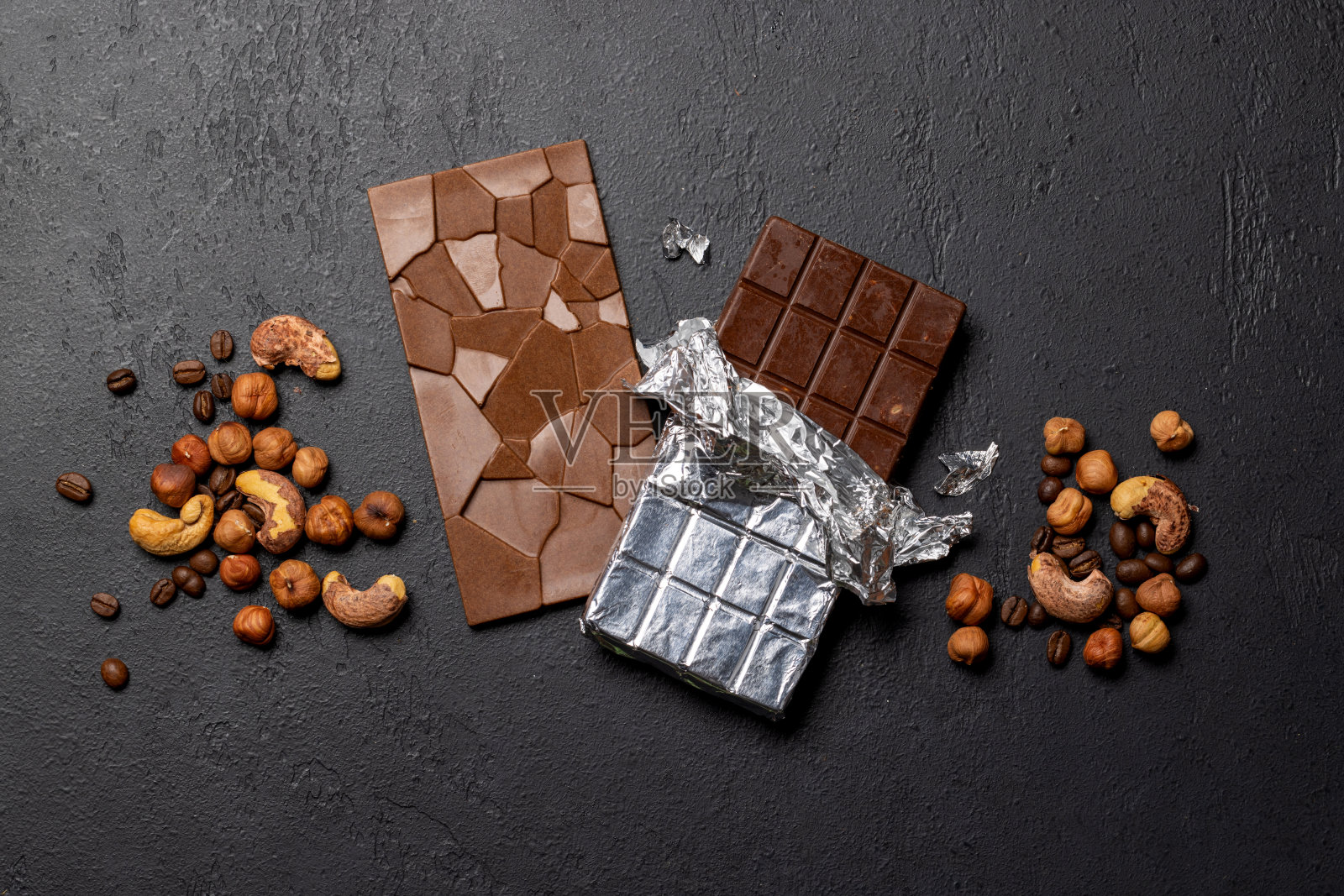 两个巧克力棒被隔离在石头背景上照片摄影图片