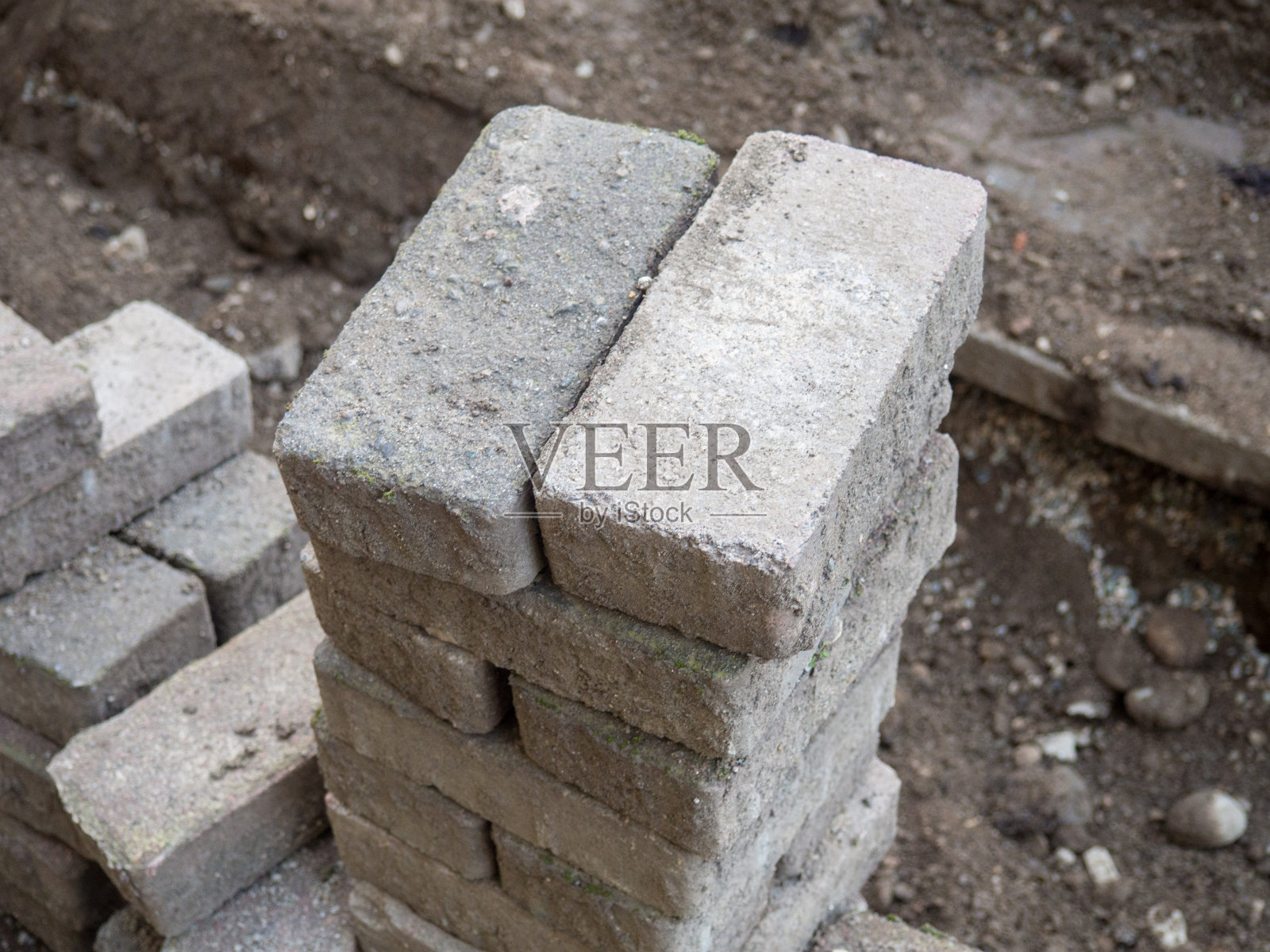 改造步行区。挖掘。在室外铺设瓷砖。混凝土砖。照片摄影图片