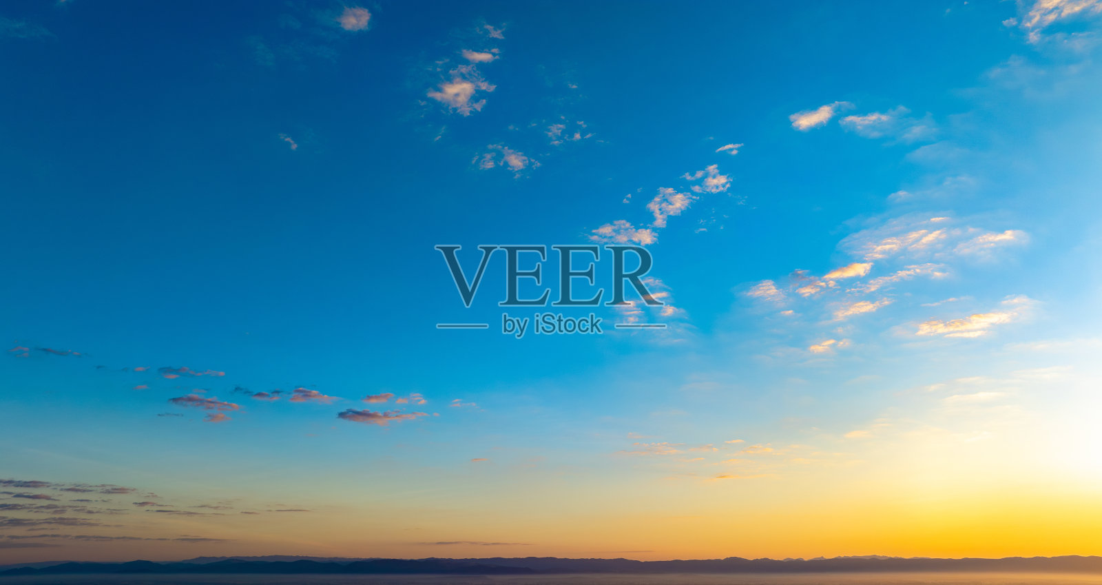 欣赏天际线的全景。太阳升起在早晨的天空,彩云。和美丽的云彩图案,在柔和的晨光里照片摄影图片