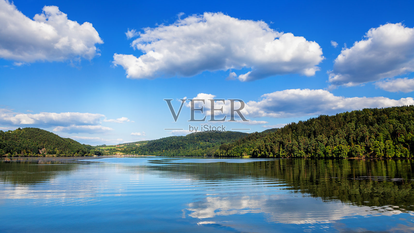 一个有倒影的美丽湖泊照片摄影图片