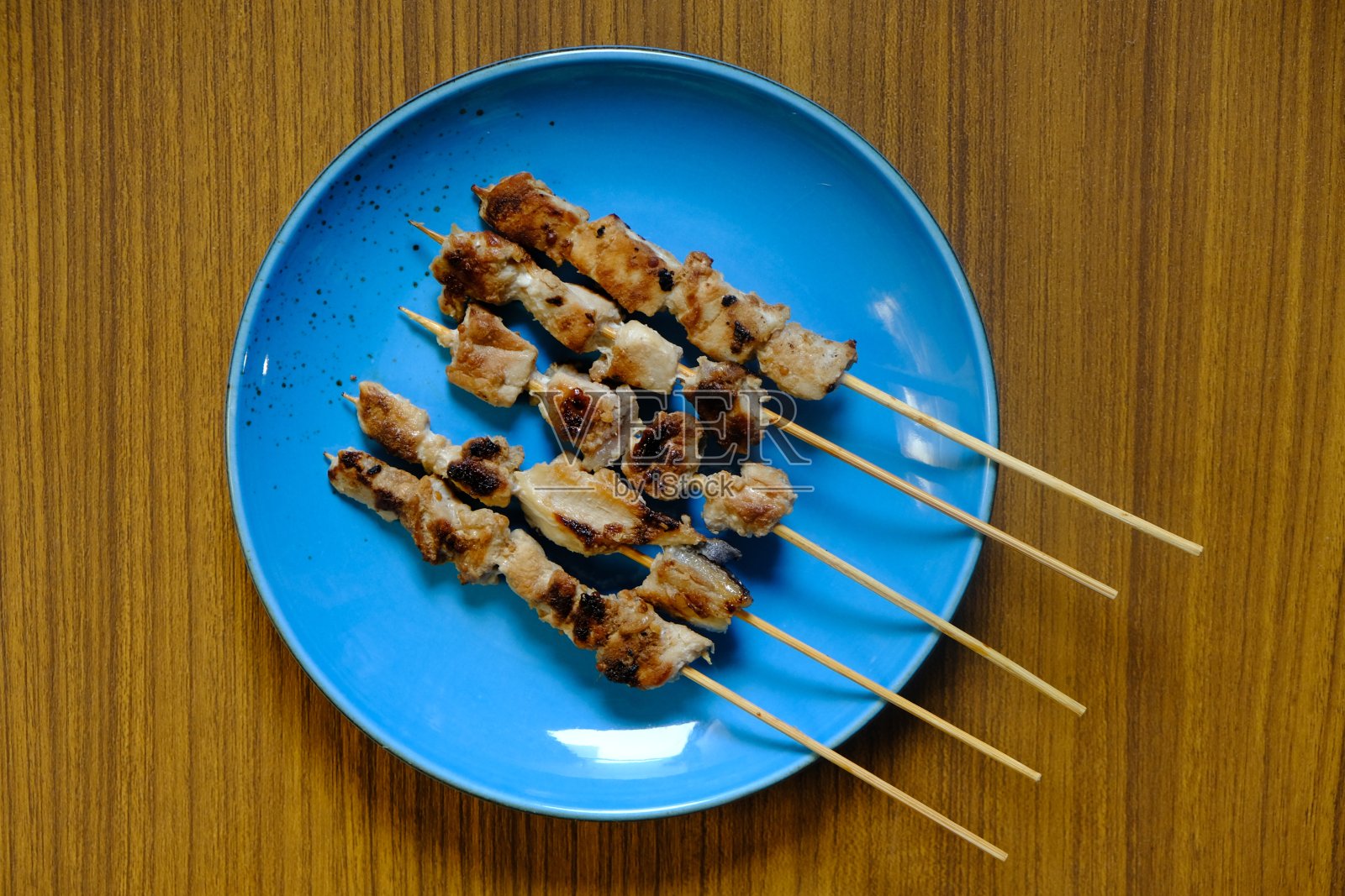 Sate Ayam是沙爹鸡。这种沙茶是用鸡肉加香料制成的。Sate是用木炭烤架烤的。印尼的食物。照片摄影图片