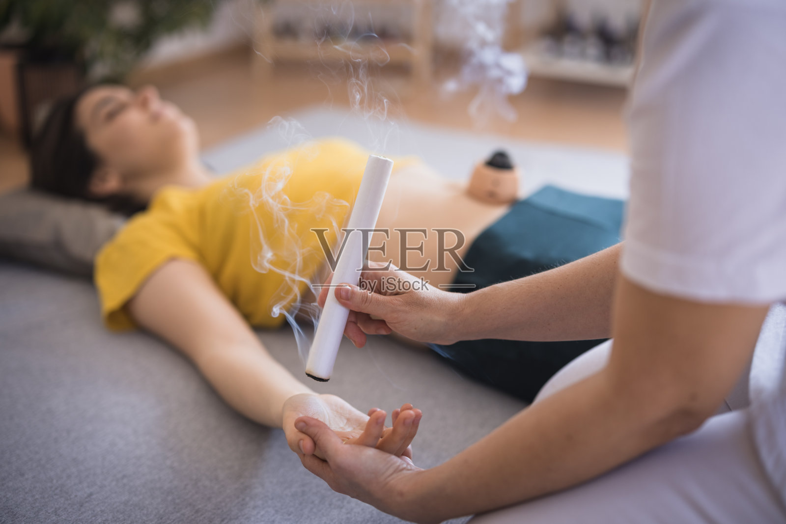 年轻女子享受艾灸疗法照片摄影图片