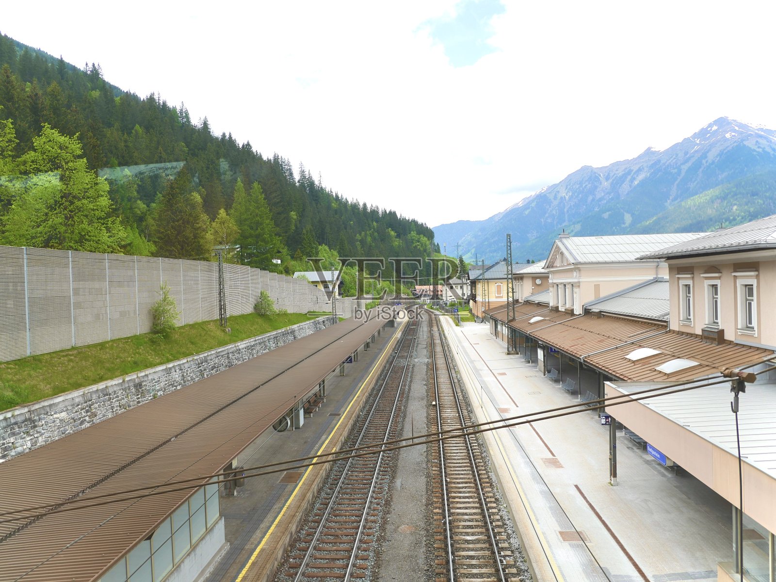 火车卡车在奥地利魅力的中心:一个坐落在青山之间的古雅小镇照片摄影图片