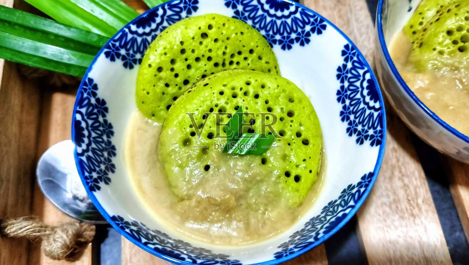 香甜可口的红糖椰奶沙司。印尼的甜点。在斋戒期间为takjil服务。照片摄影图片