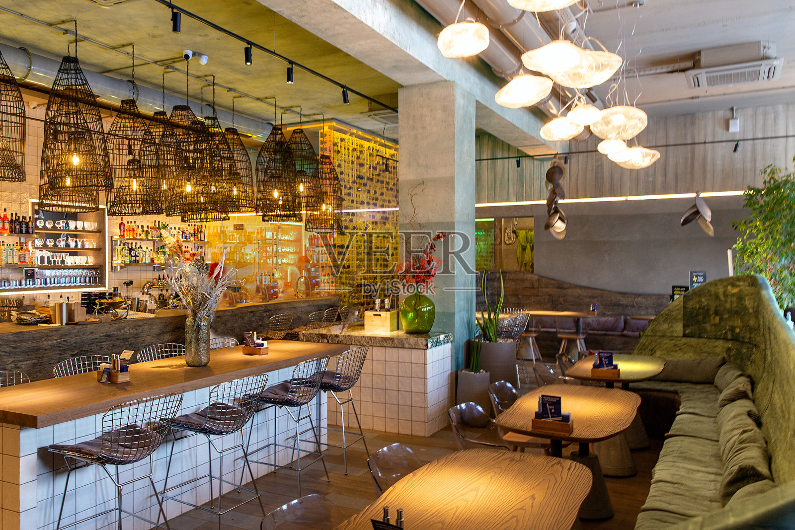 室内舒适的现代鱼餐厅与酒吧柜台和灯光照明照片摄影图片