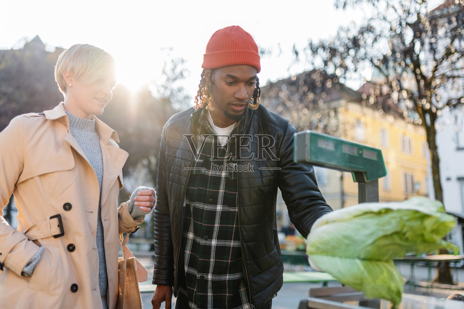 在城市市场摊位上挑选卷心菜照片摄影图片
