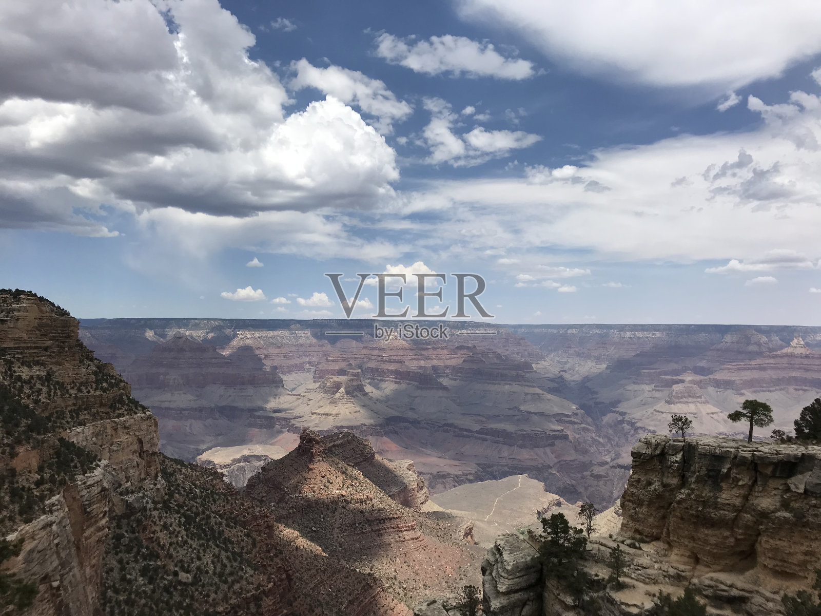 穿过大峡谷岩石的小路照片摄影图片