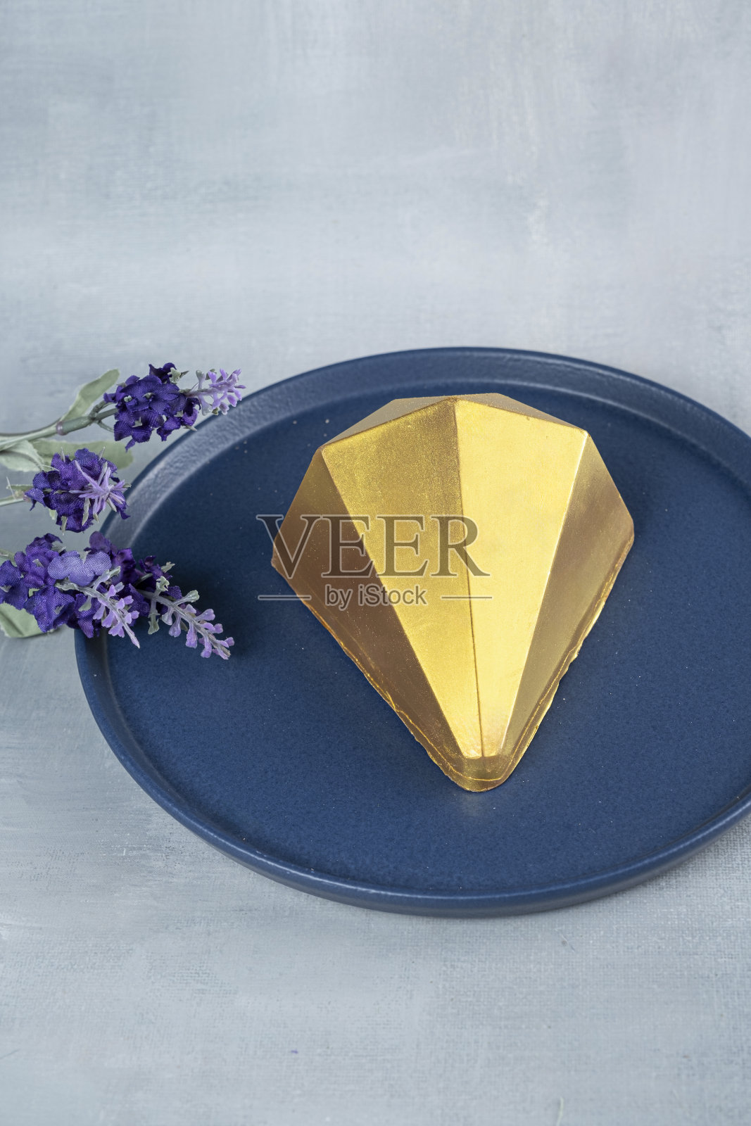 比利时牛奶巧克力复活节彩蛋在金色的前面形状照片摄影图片