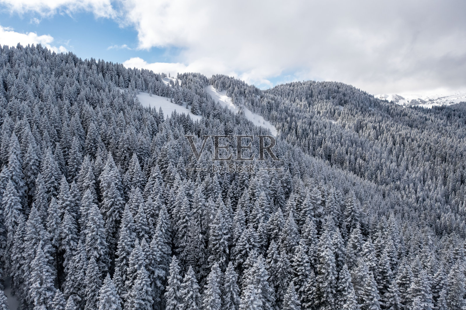 无人机拍摄的雪山顶部的鸟瞰照片摄影图片