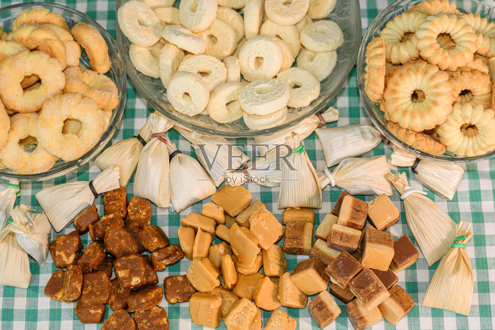 餐桌上有米纳斯吉拉斯州的典型甜点照片摄影图片