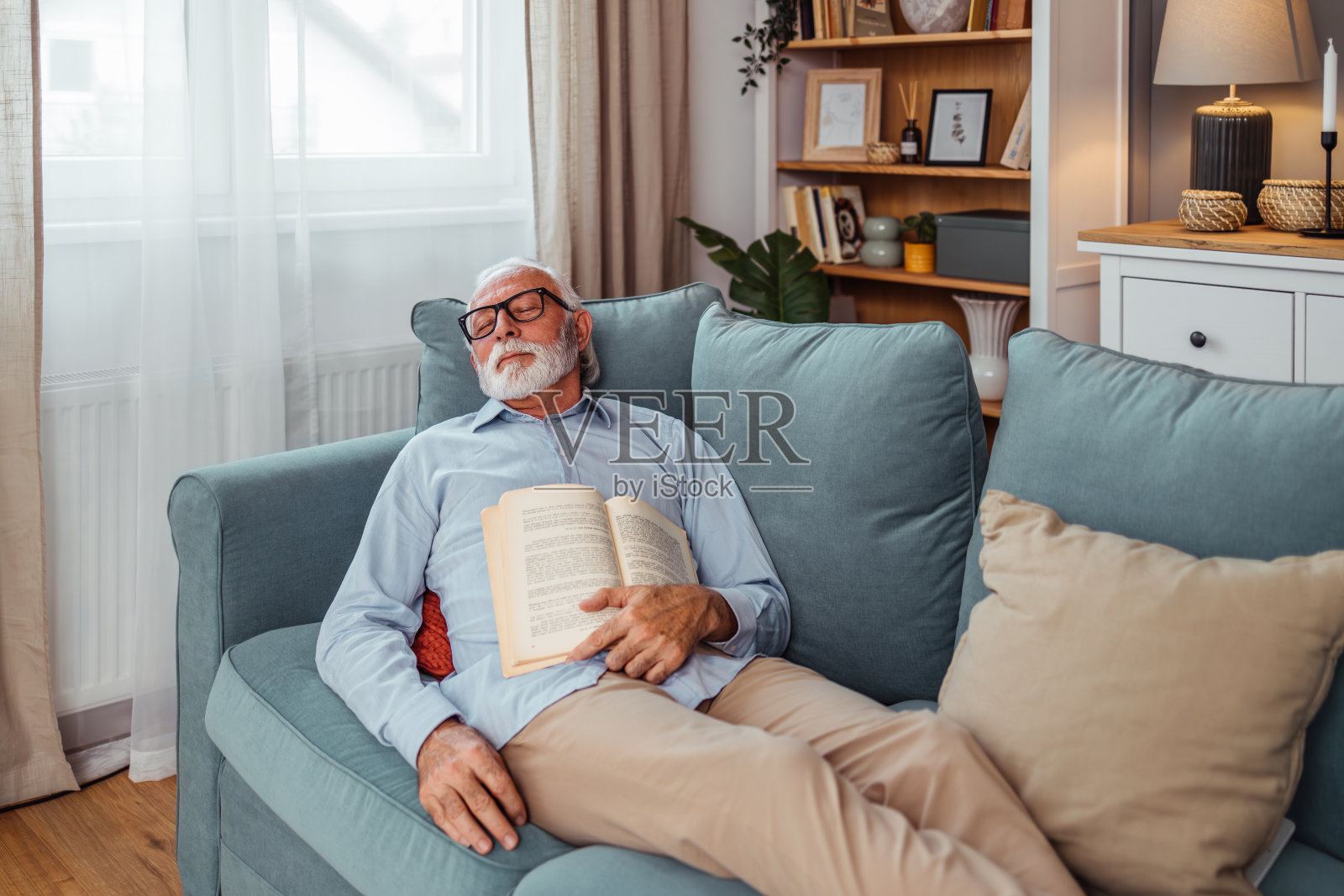 放松的老人睡在沙发上照片摄影图片