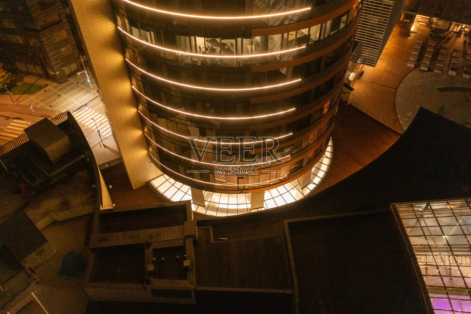 无人机拍摄的高层建筑近距离在秋夜照片摄影图片