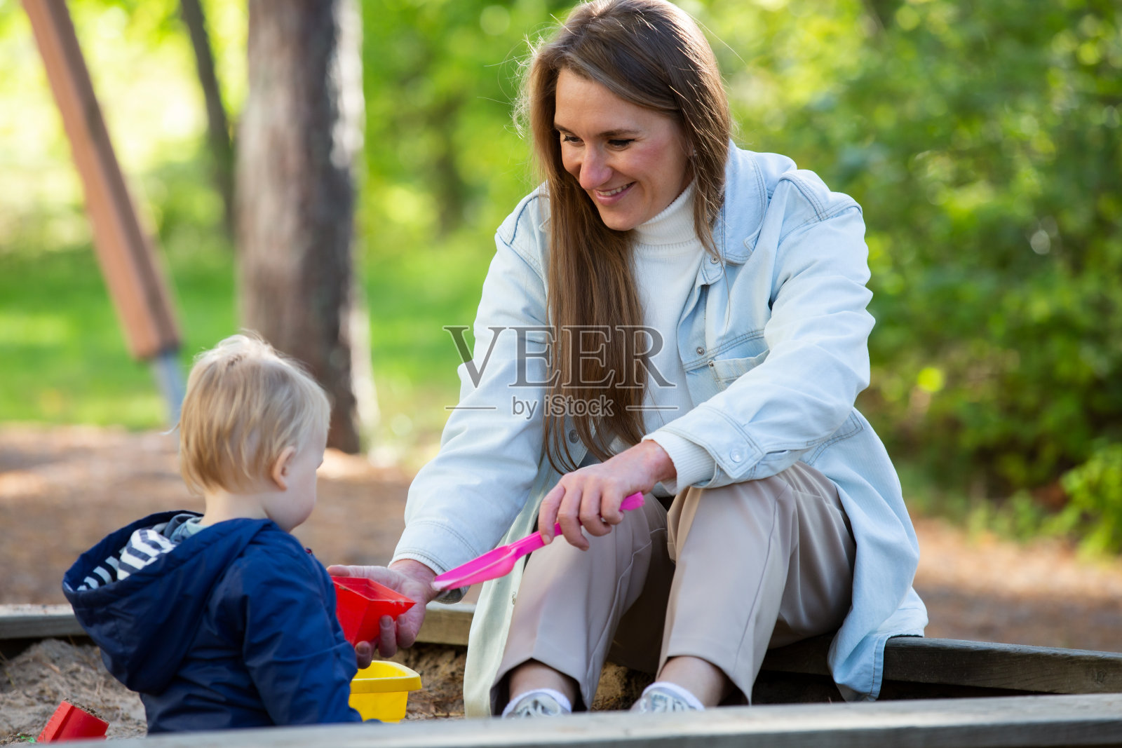 带着两个孩子的母亲在操场上玩得很开心照片摄影图片