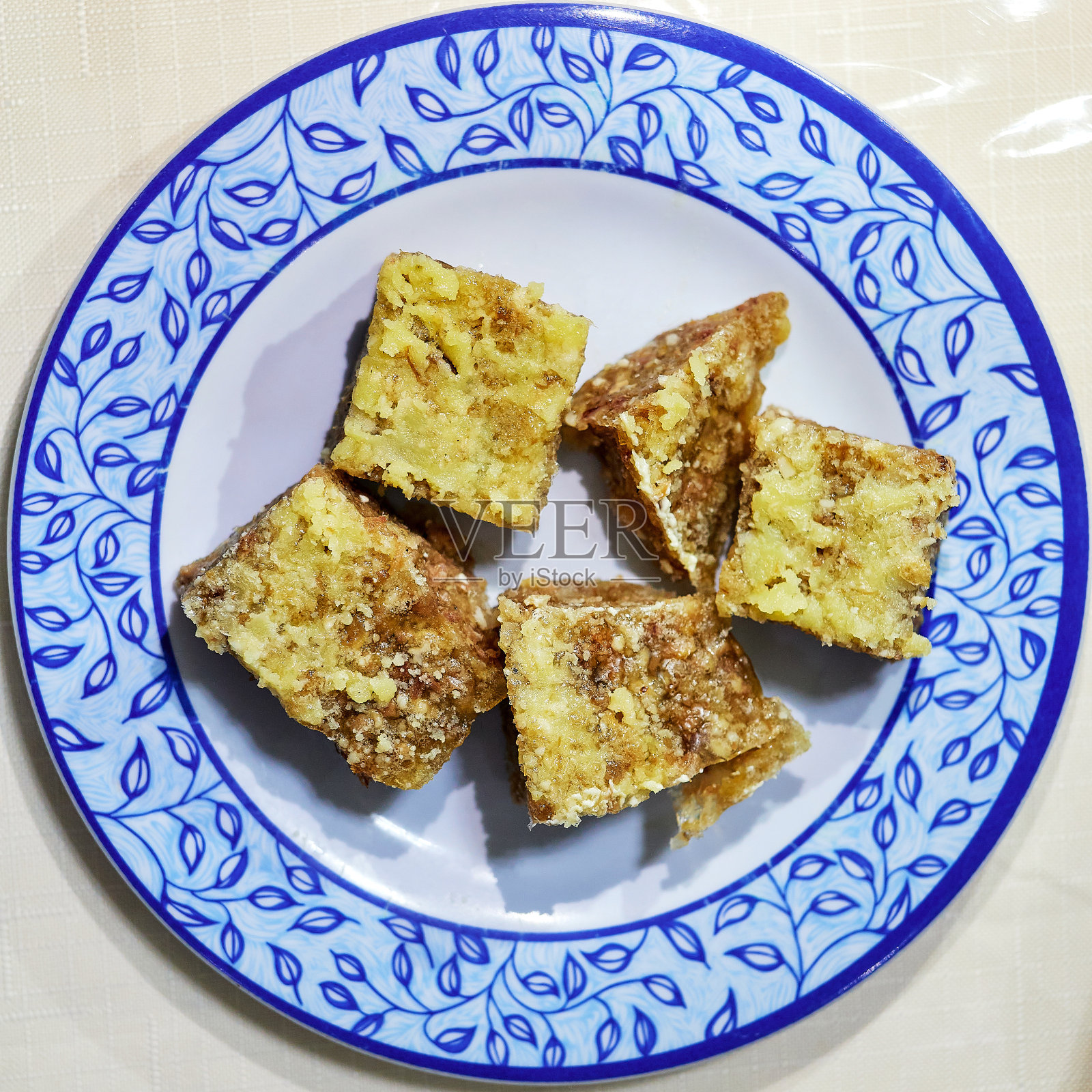 盘子里的自制蛋糕照片摄影图片