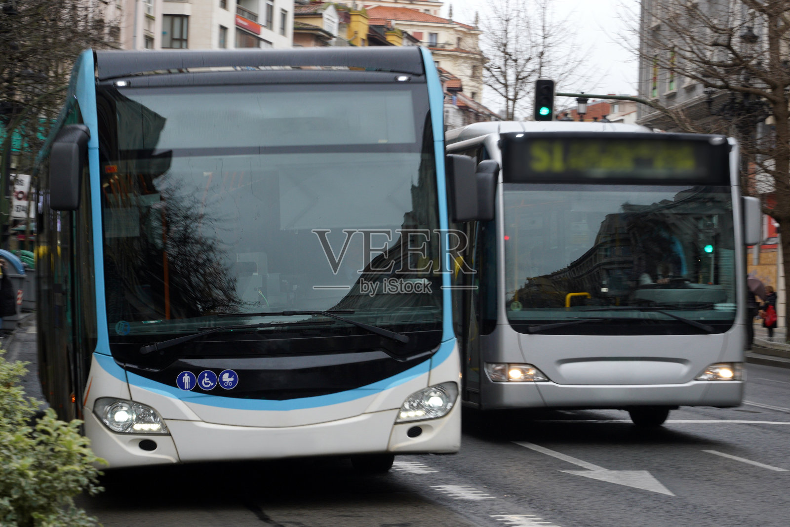 两辆电动城市巴士照片摄影图片