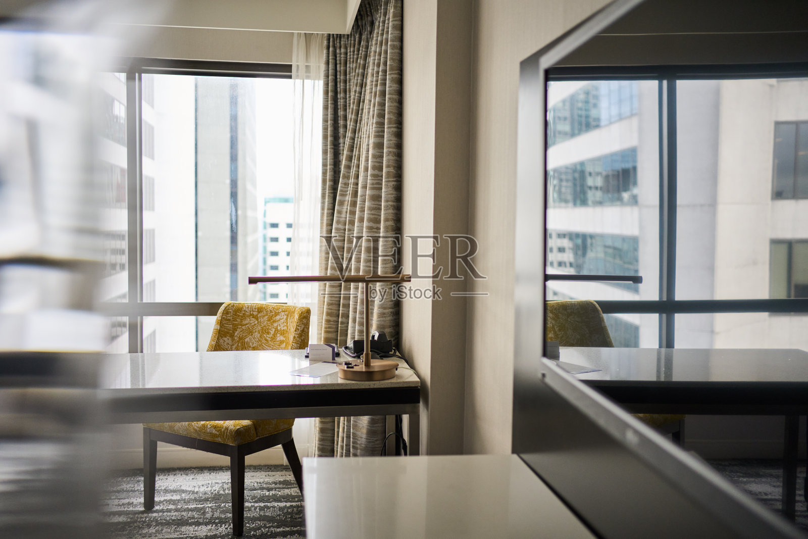 一个现代酒店房间的内部,可以看到城市景观照片摄影图片