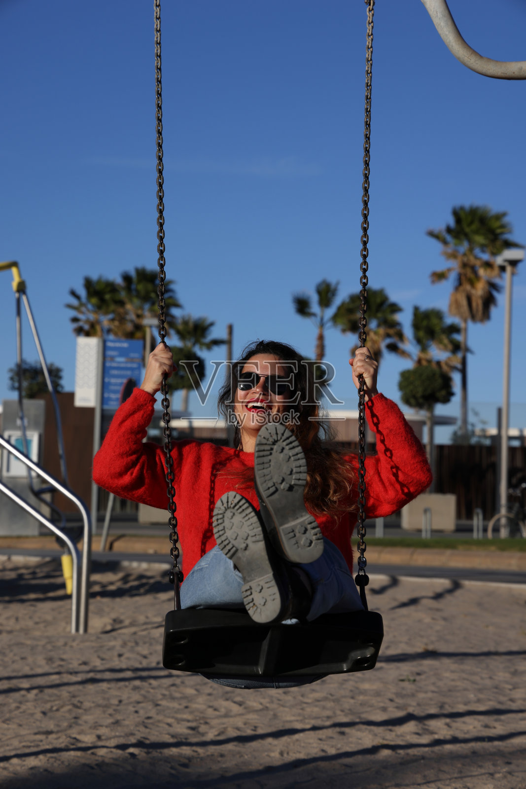 蓝色时段操场上活跃的年轻女士照片摄影图片