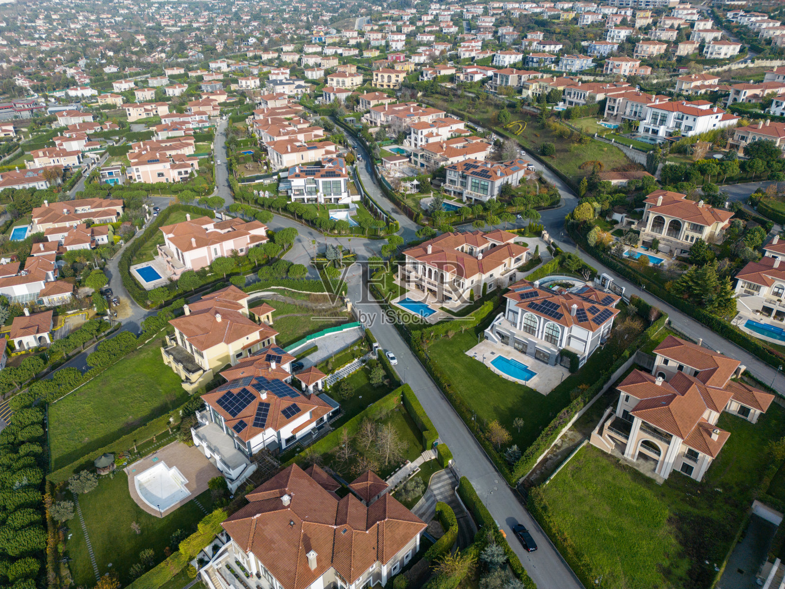 现代建筑屋顶上的太阳能板鸟瞰图,可再生能源的概念照片摄影图片