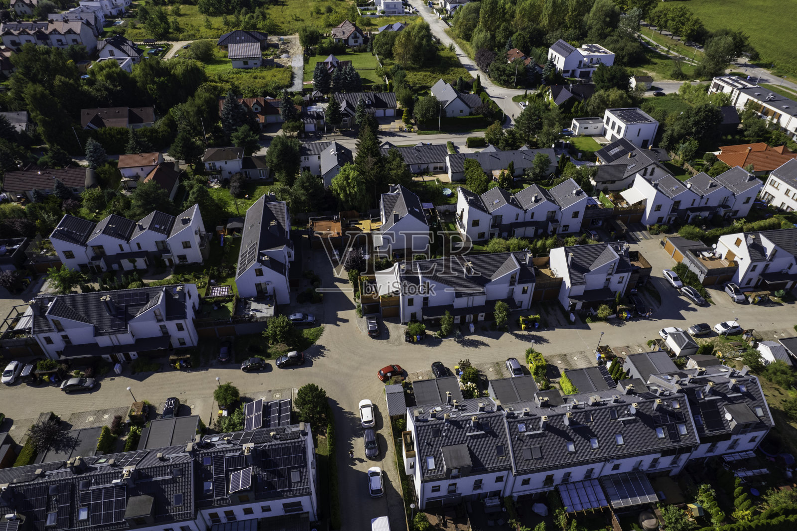 城市或农村住宅和社区的太阳能电池板鸟瞰图照片摄影图片