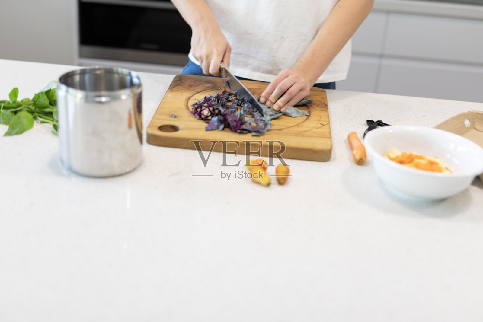 年轻女子在厨房准备食物照片摄影图片