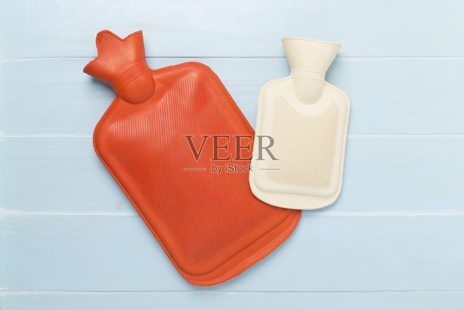 橡胶水暖袋木制背景,俯视图照片摄影图片