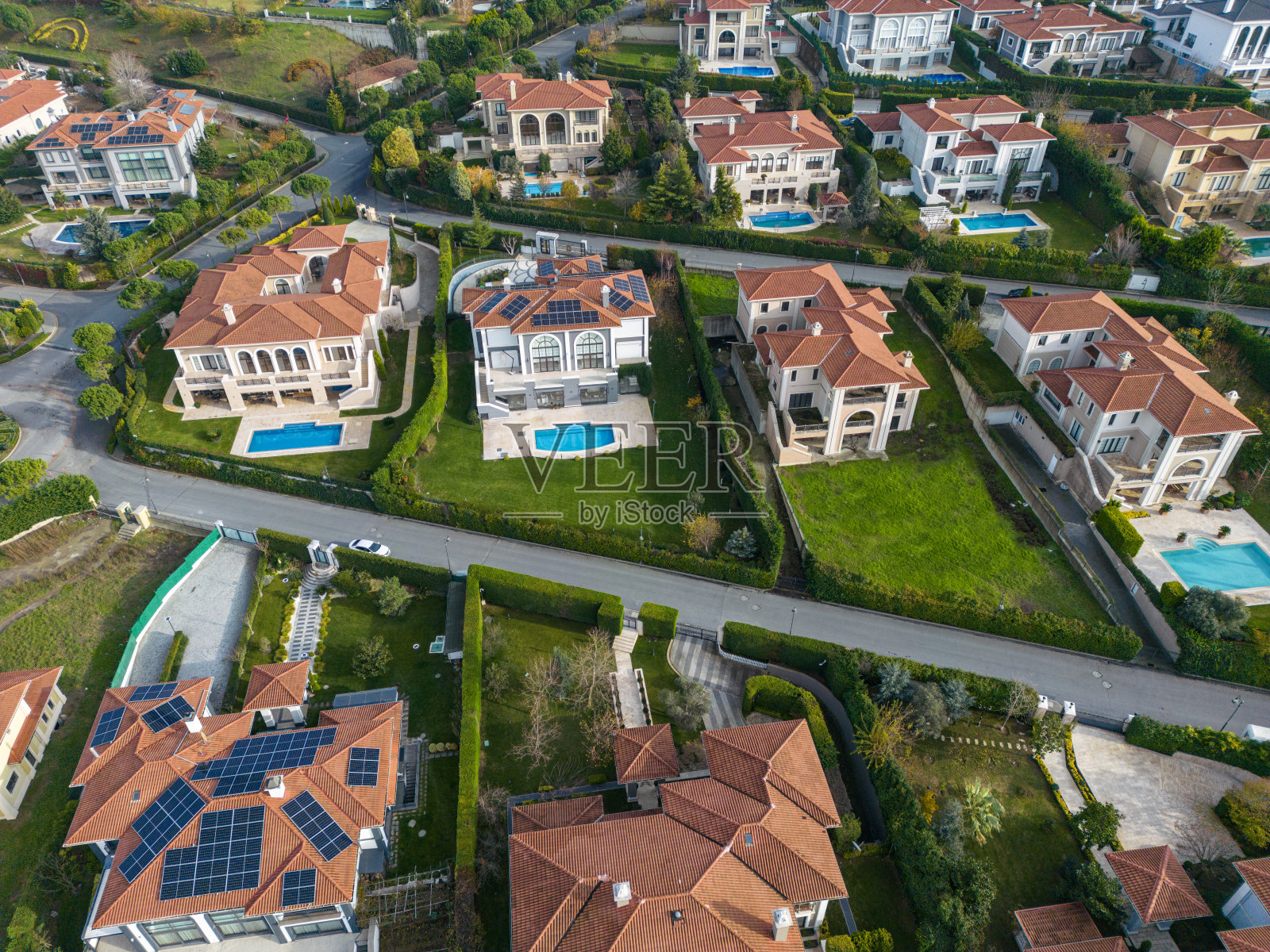 现代建筑屋顶上的太阳能板鸟瞰图,可再生能源的概念照片摄影图片