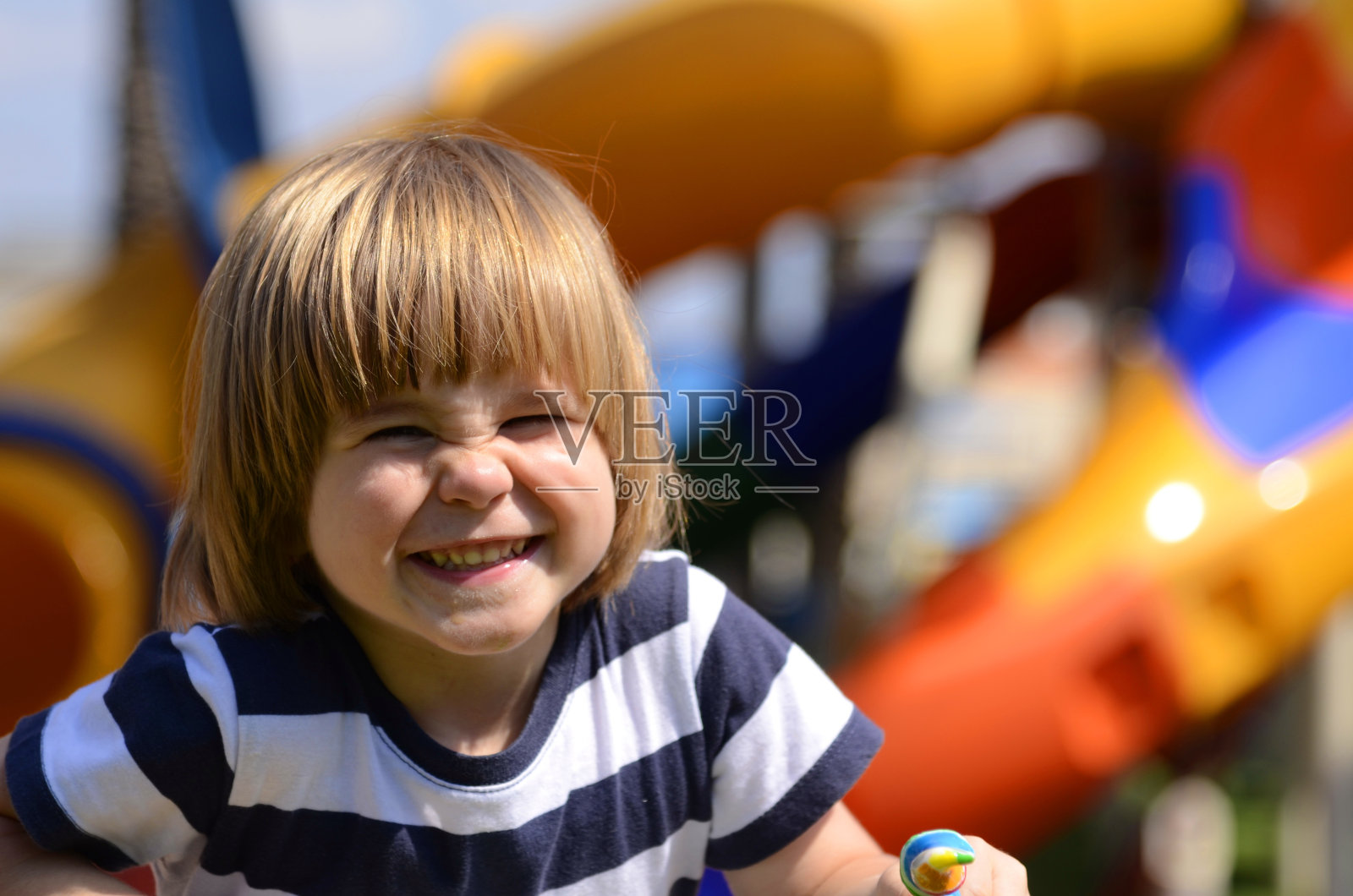 长发英俊男孩的脸儿童肖像照片摄影图片