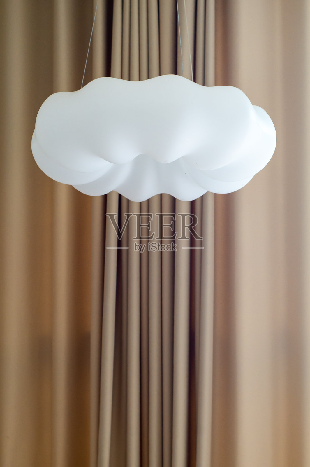 现代风格壁挂灯。云形与反射光简单的室内装饰高质量的照片咖啡店装修背景有一个棕色的窗帘。照片摄影图片
