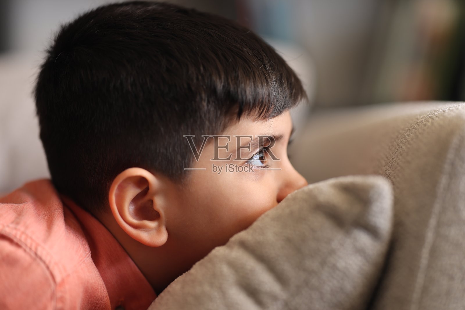 感到无聊的男孩照片摄影图片