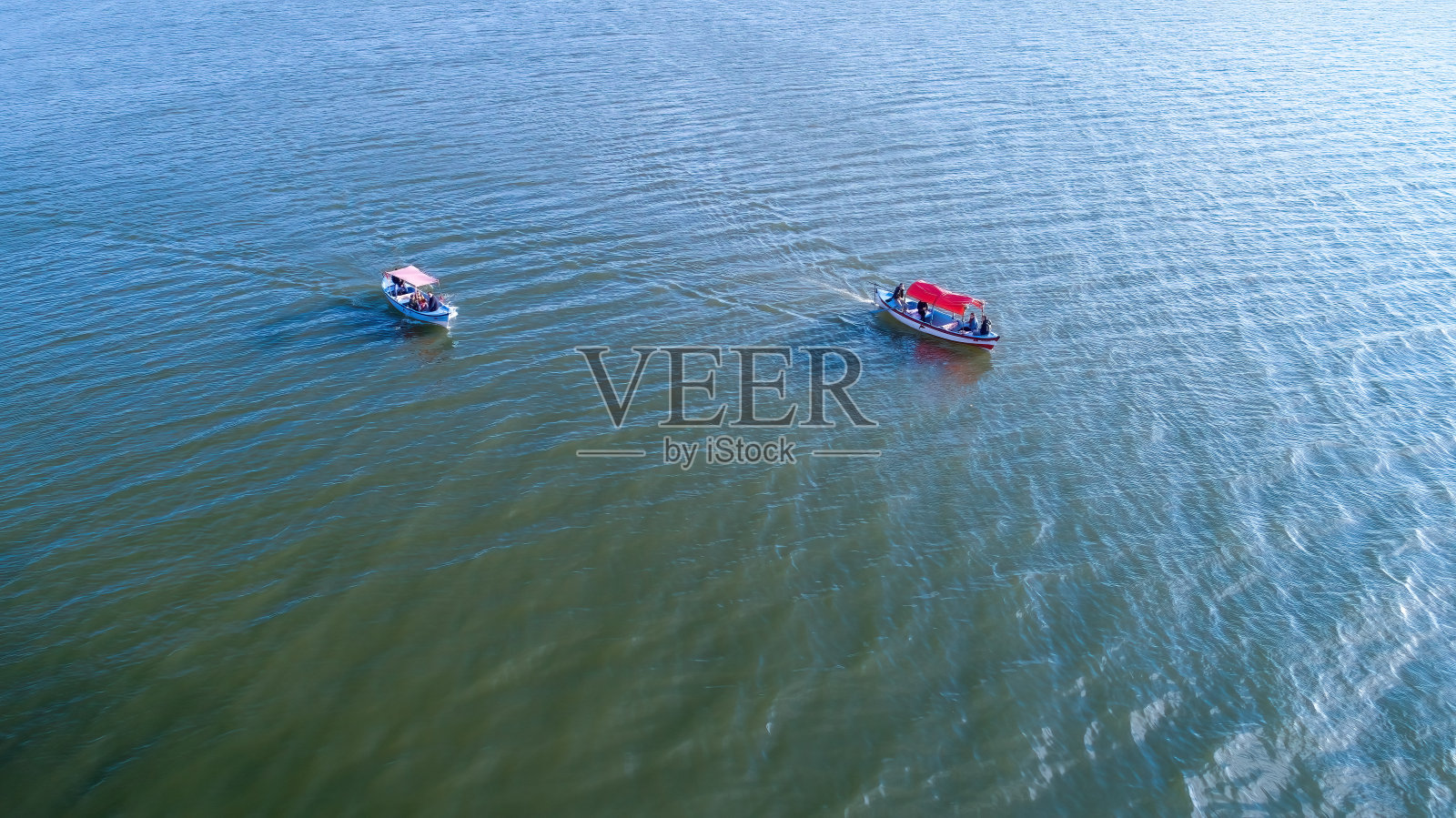 Golyazi Bursa的Ulubat湖上的船只照片摄影图片