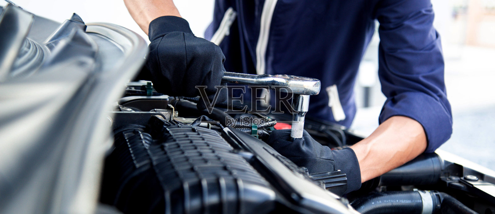 专业从事发动机工作的机械师,用扳手修理汽车发动机,汽车维修和保养,维修服务。照片摄影图片