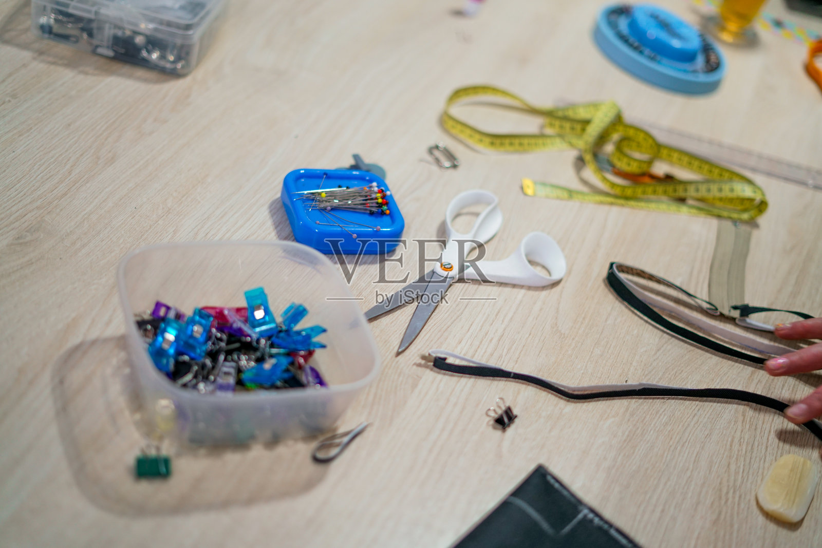 在裁缝店工作。照片摄影图片