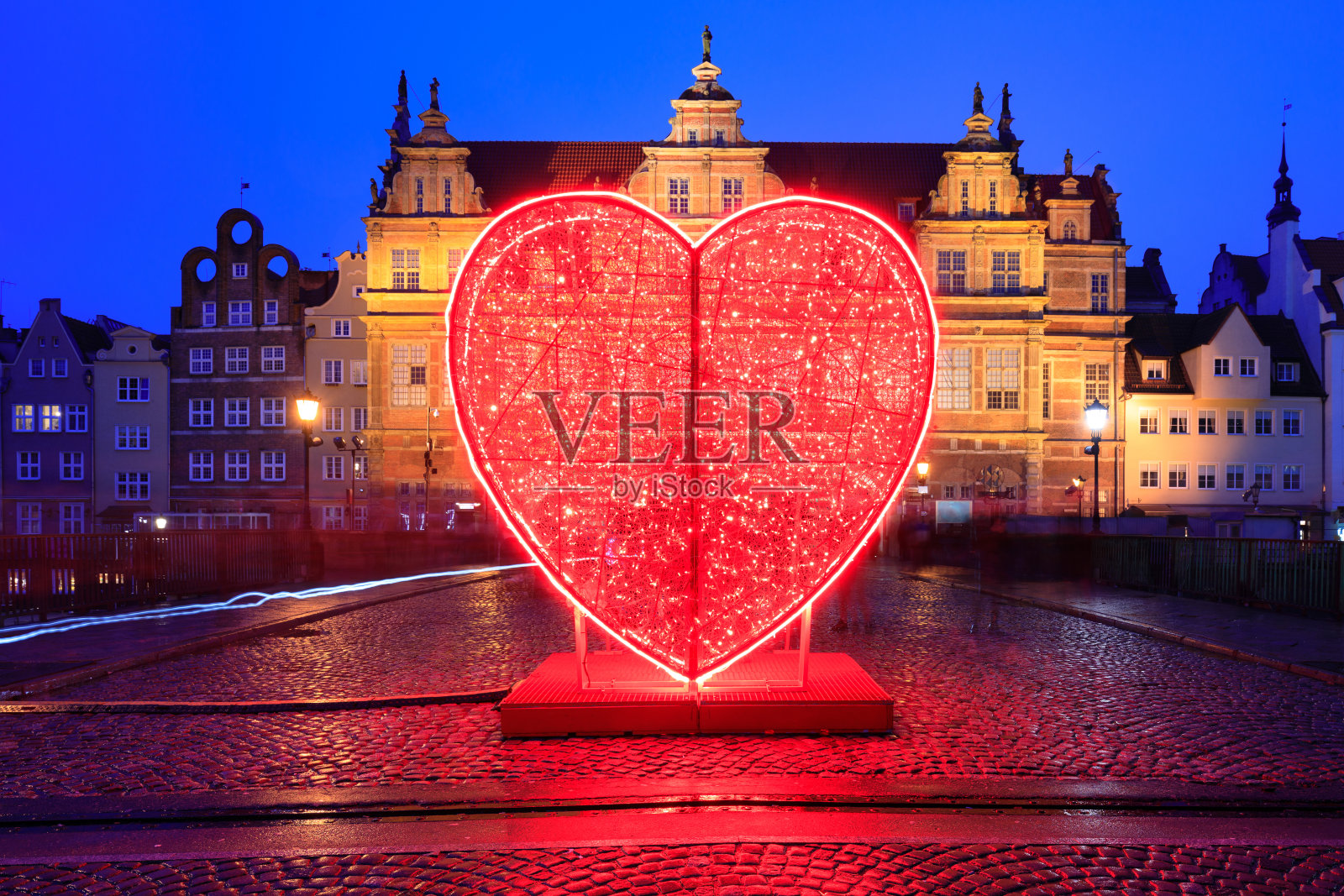 情人节黄昏格但斯克绿桥上的灯光。波兰照片摄影图片