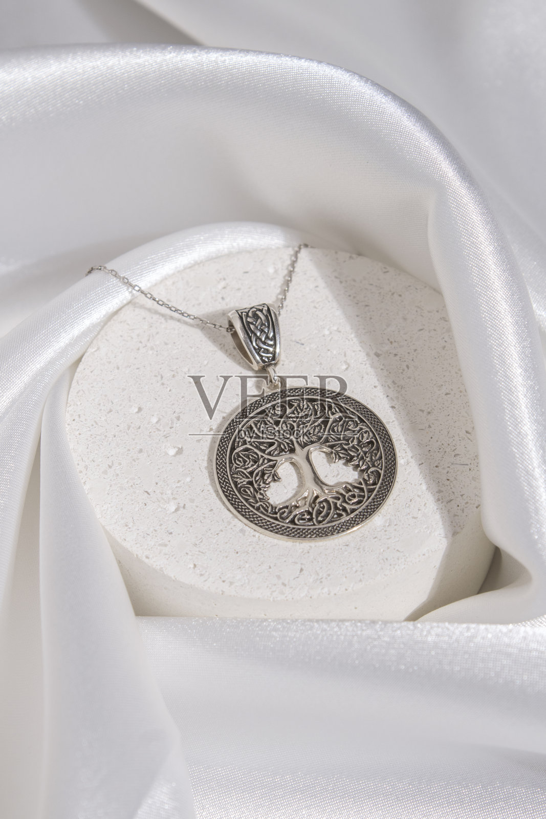 项链,吊坠为妇女-象征树的生命-不锈钢-一种颜色的背景照片摄影图片