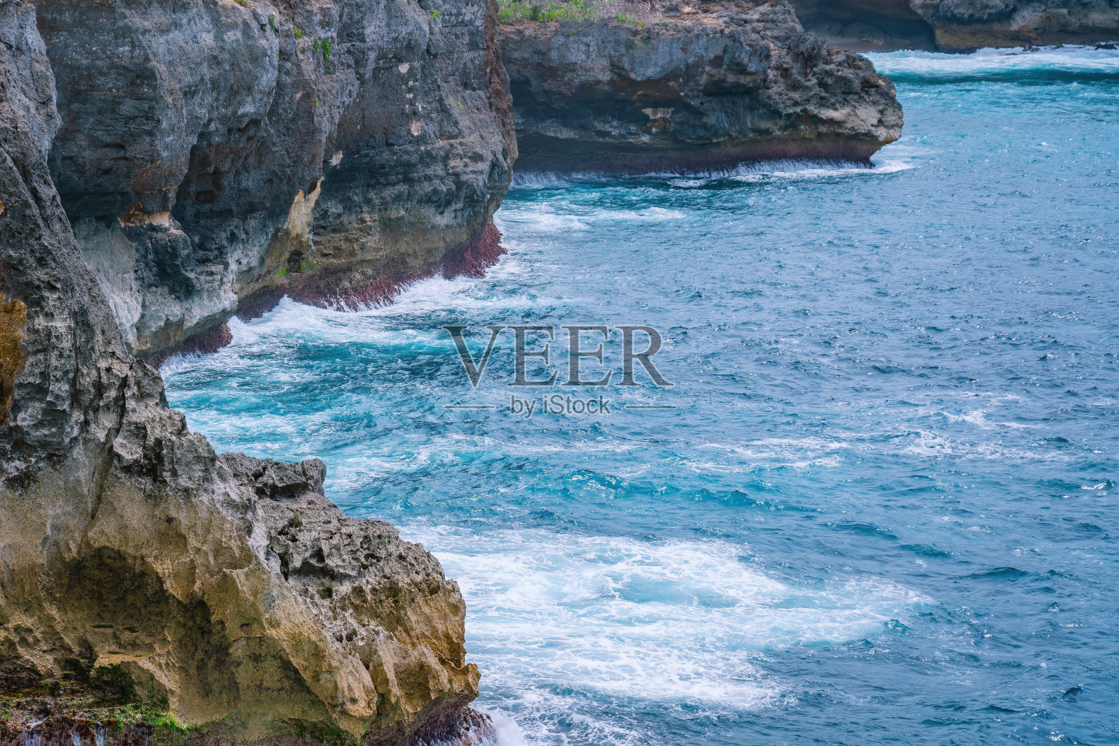 努沙佩尼达岛,巴厘岛,印度尼西亚,天使的比拉蓬,顶级旅游景点,美丽的潮池和令人叹为观止的自然景观。海岸线的特写照片照片摄影图片