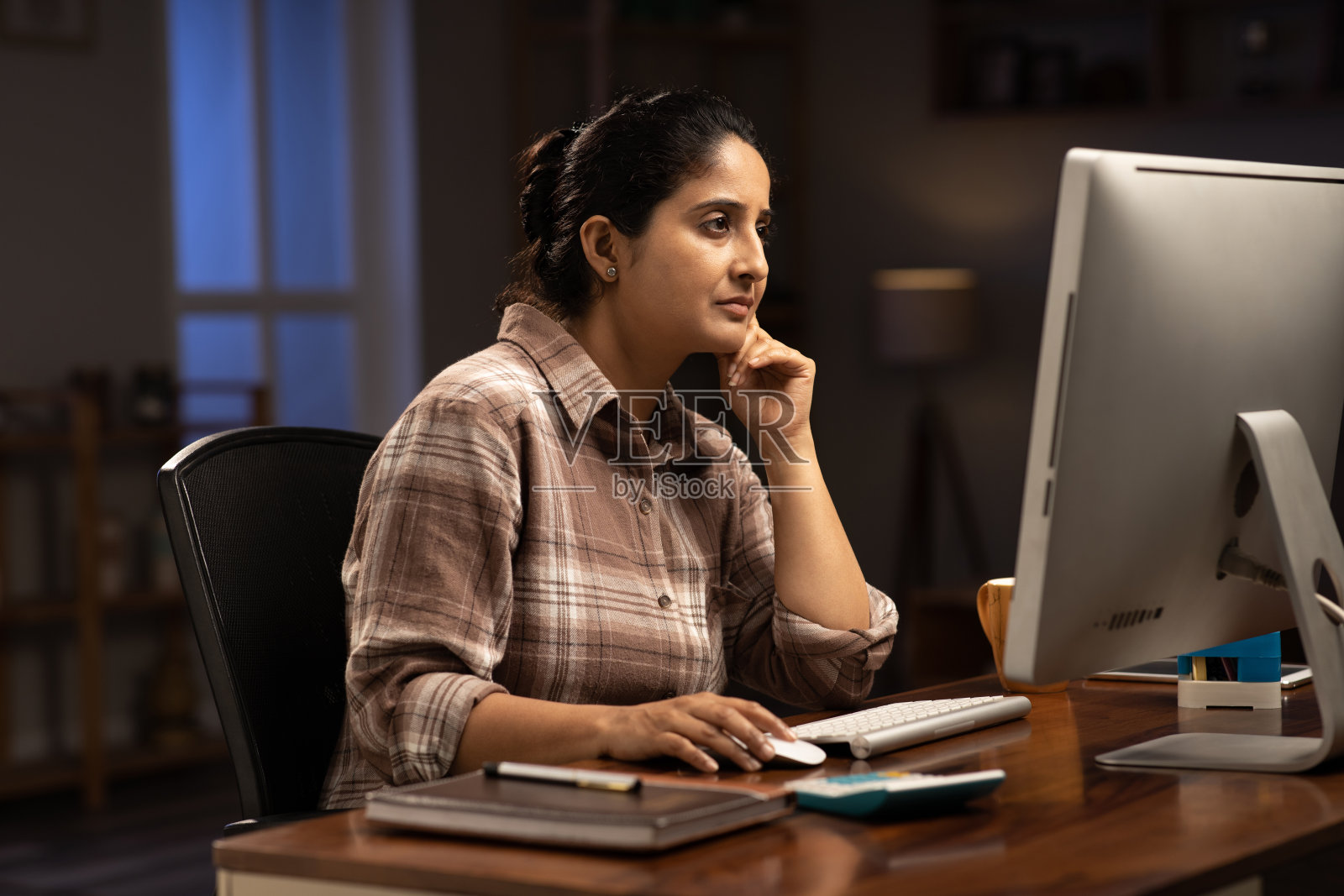 女人在电脑上工作到很晚在家里库存照片库存照片照片摄影图片