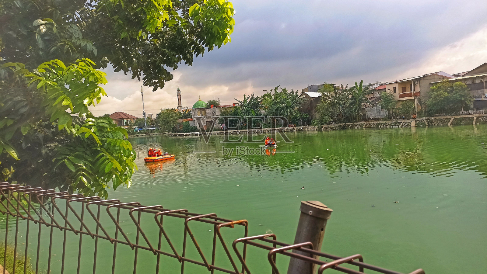 在湖中搜寻溺水儿童照片摄影图片