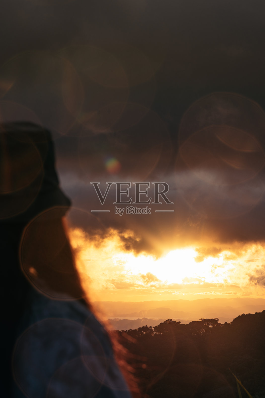 在哥斯达黎加乡下看日落的妇女照片摄影图片