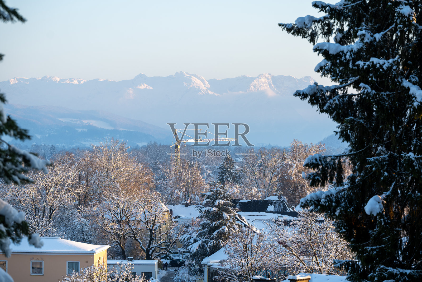 冬季tennengebirge山脉与萨尔茨堡市相连照片摄影图片