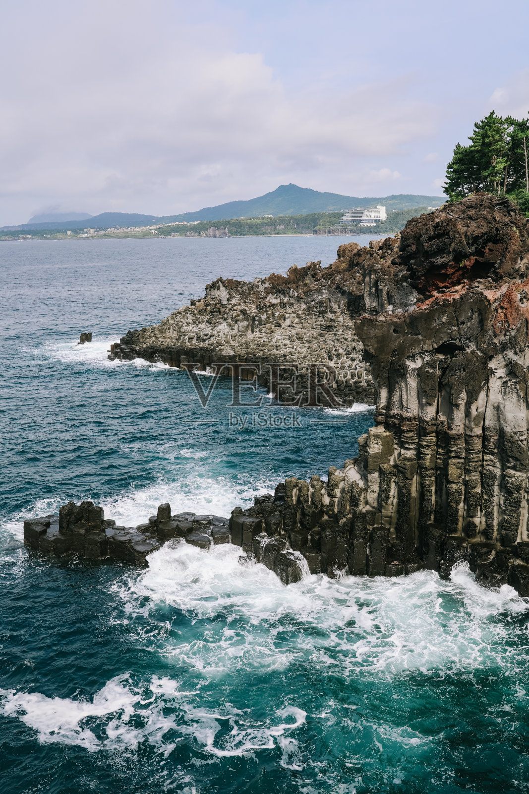 韩国济州岛的大浦jusangjeololi (Jusangjeollidae)玄武岩柱状节理和悬崖。照片摄影图片