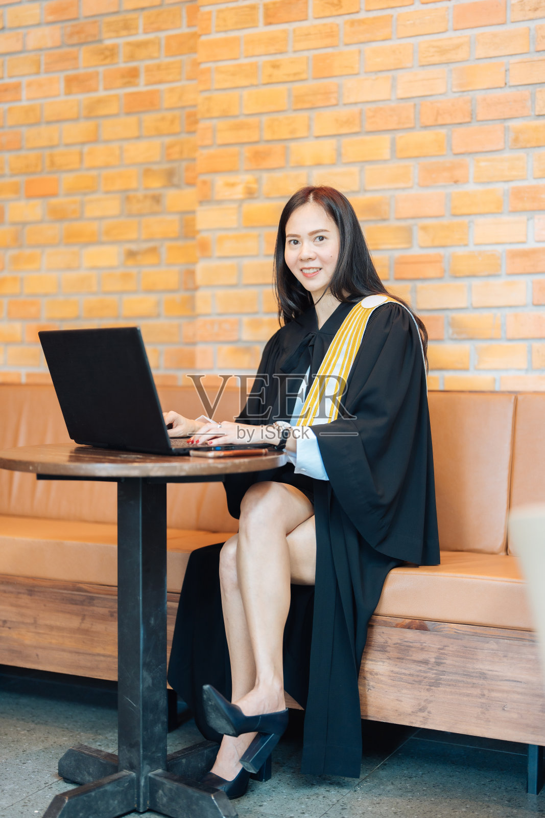 亚洲女律师的职业肖像:使用笔记本电脑为与被告发生冲突的客户起草诉状照片摄影图片