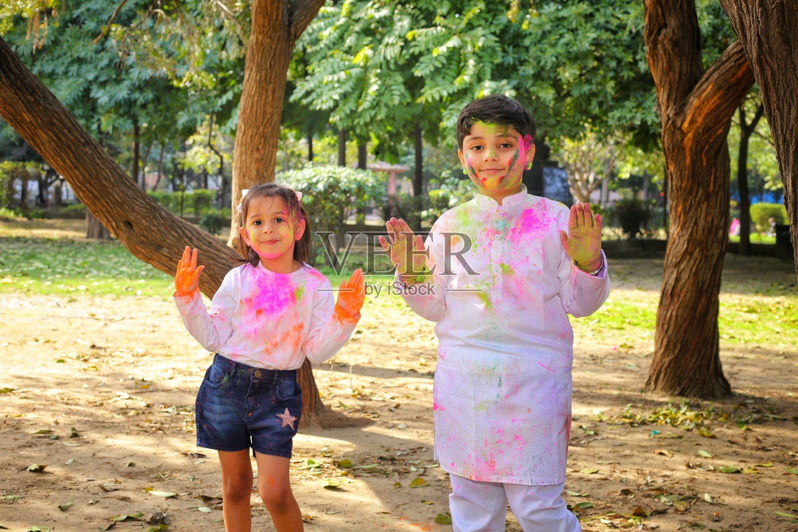 印度-彩色胡里节和孩子们玩胡里节照片摄影图片