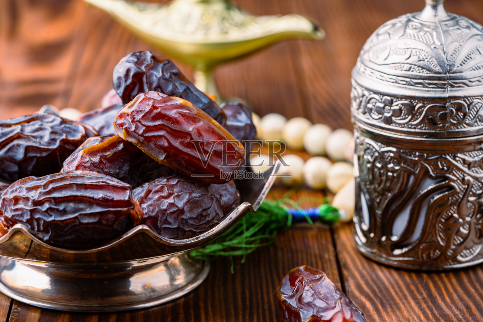 干美味的枣子在木制背景照片摄影图片