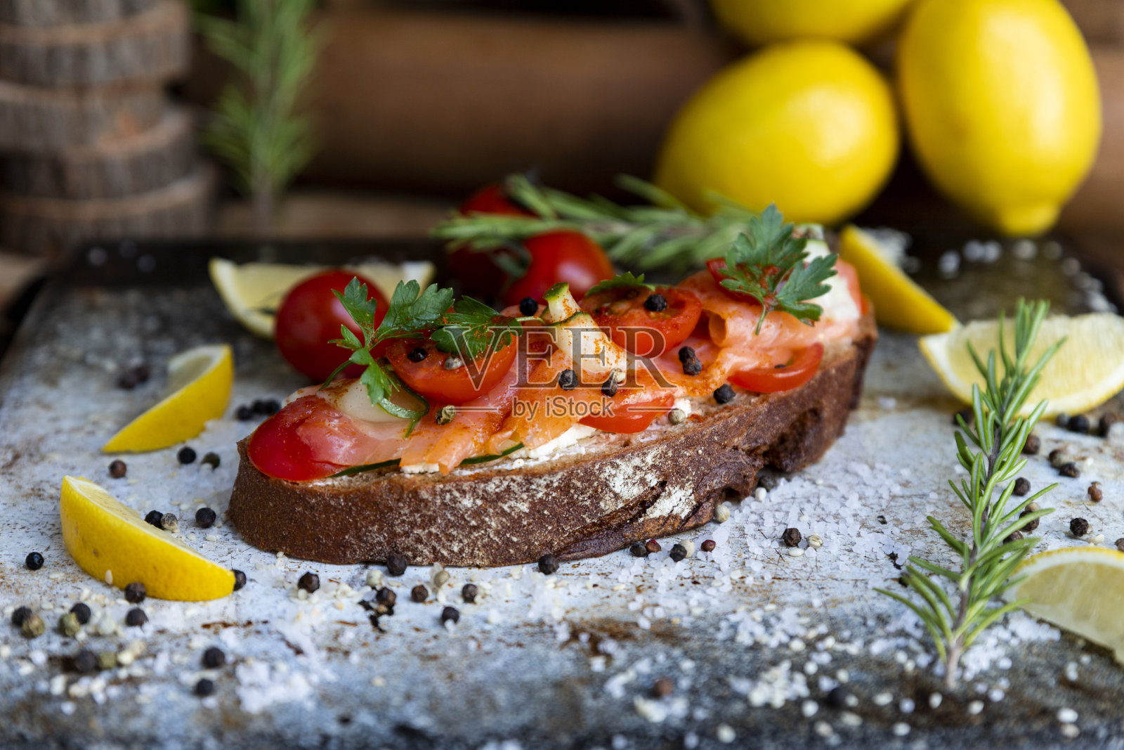 腌三文鱼三明治配番茄、奶油芝士、黄瓜、欧芹和胡椒。健康的海鲜照片摄影图片