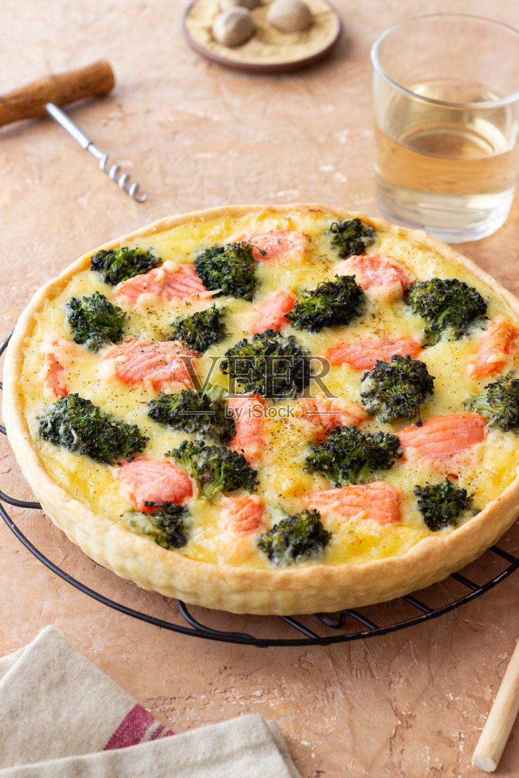 乳蛋饼或馅饼配鲑鱼和西兰花。法国菜。照片摄影图片