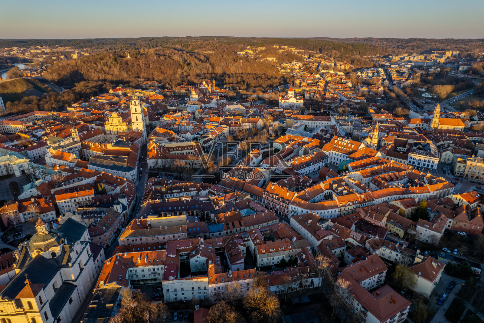 立陶宛维尔纽斯老城区春天的鸟瞰图照片摄影图片