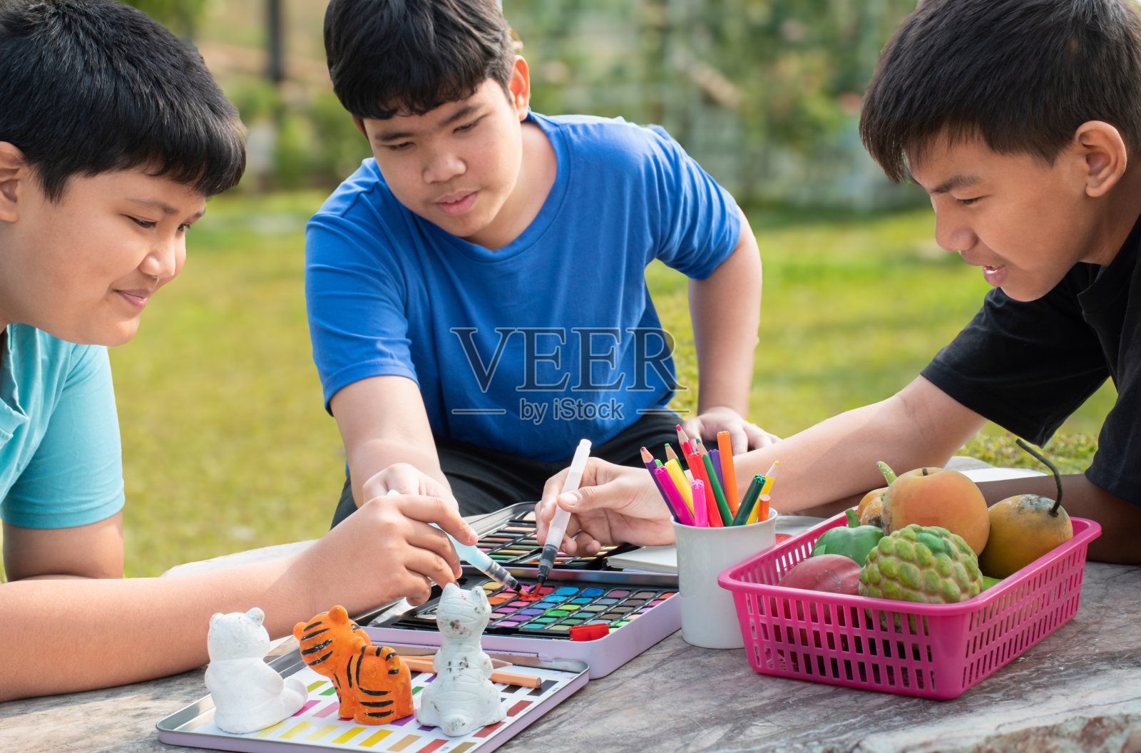 画画的亚洲男孩照片摄影图片