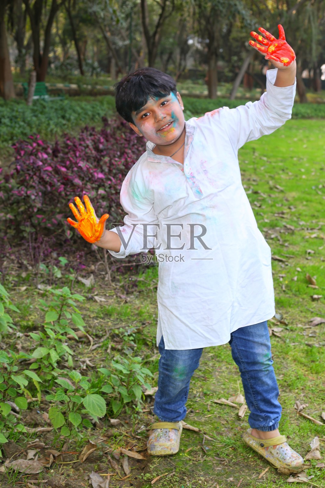 印度-彩色胡里节和孩子们玩胡里节照片摄影图片